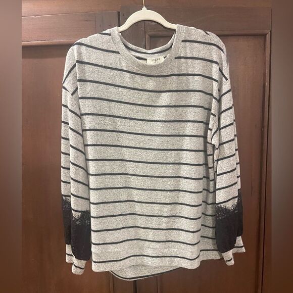 Umgee Tops - Knit pullover with lace sleeve detail